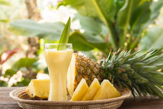Dù mang lại nhiều lợi ích, nước ép dứa nên được sử dụng một cách điều độ. Hàm lượng axit cao có thể gây kích ứng niêm mạc dạ dày, đặc biệt với người bị viêm loét hoặc trào ngược dạ dày thực quản.