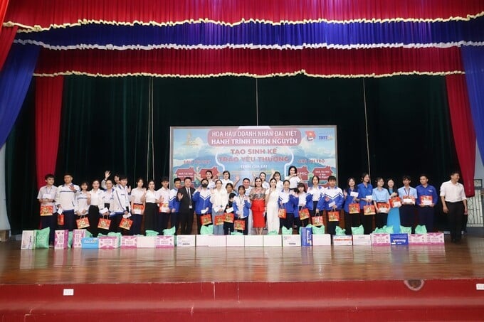 Tham dự chương trình có sự hiện diện của đồng chí Thái Giang Nam – Ủy viên Ban Thường vụ Tỉnh Đoàn, Bí thư Thành Đoàn Pleiku, cùng đông đảo đoàn viên thanh niên. Về phía đoàn Hoa hậu có sự tham gia của Chủ tịch cuộc thi Đặng Gia Bena, Trưởng BTC Hoa Nam, Phó Trưởng BTC Hạnh Nguyên, các thành viên BTC và toàn thể thí sinh.