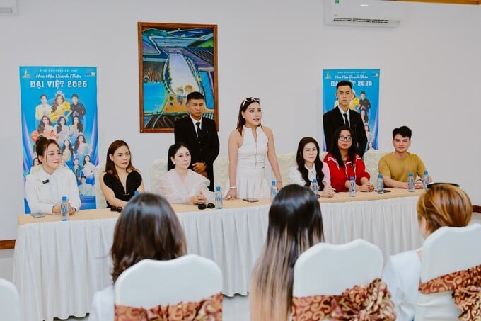 Trong không khí nồng hậu và phấn khởi, BTC cuộc thi cùng các thành viên BTC đã đón tiếp thí sinh với sự chu đáo và trân trọng.