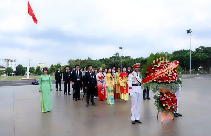 Nghi thức dâng hương không chỉ là một hành động văn hóa truyền thống, mà còn là một biểu tượng đạo lý, một bài học sâu sắc về lòng biết ơn, trách nhiệm với đất nước – đúng như lời Bác từng dạy: “Các vua Hùng đã có công dựng nước, Bác cháu ta phải cùng nhau giữ lấy nước