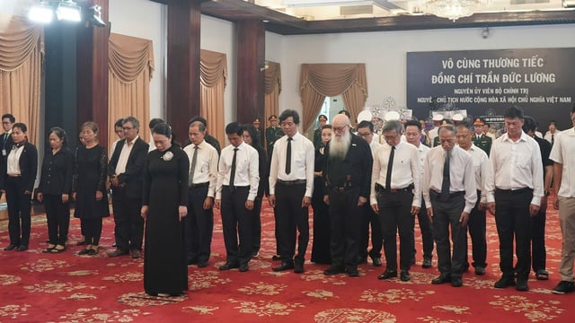 Đại diện Ủy ban về Người Việt Nam ở nước ngoài TP.HCM vào viếng nguyên Chủ tịch nước Trần Đức Lương - Ảnh: VGP/Lê Anh