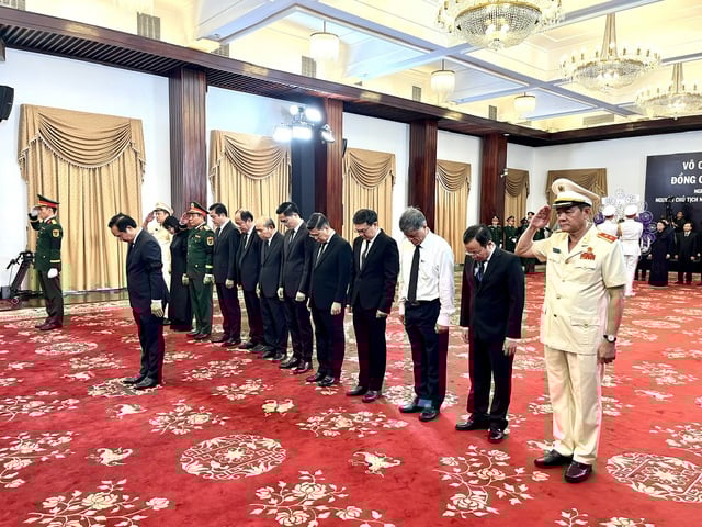 Đoàn UBND TP.HCM do Chủ tịch UBND TP.HCM Nguyễn Văn Được làm Trưởng đoàn viếng viếng nguyên Chủ tịch nước Trần Đức Lương. Ảnh: VGP/Lê Anh
