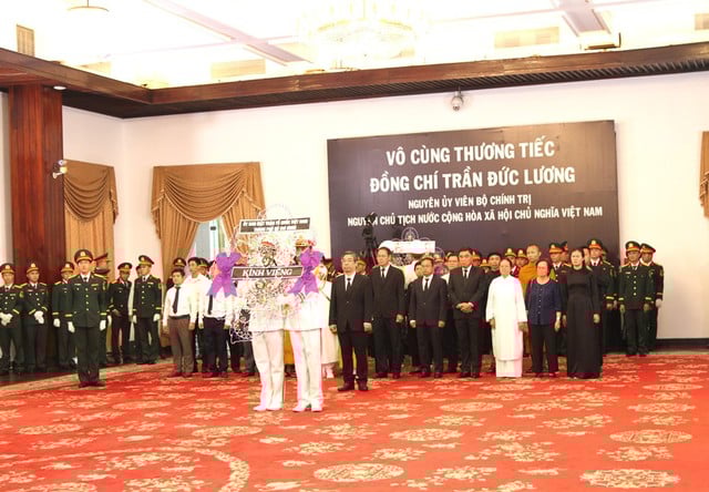 Đoàn MTTQ Việt Nam TP.HCM và các tổ chức xã hội tại TP.HCM vào viếng nguyên Chủ tịch nước Trần Đức Lương - Ảnh: VGP/Lê Anh