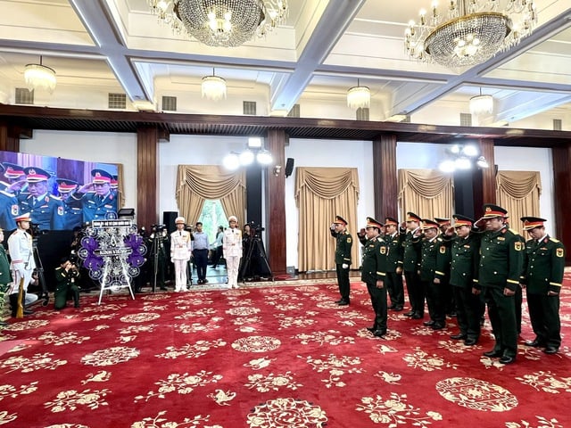 Đại diện Quân khu 7 vào viếng nguyên Chủ tịch nước Trần Đức Lương - Ảnh: VGP/Lê Anh