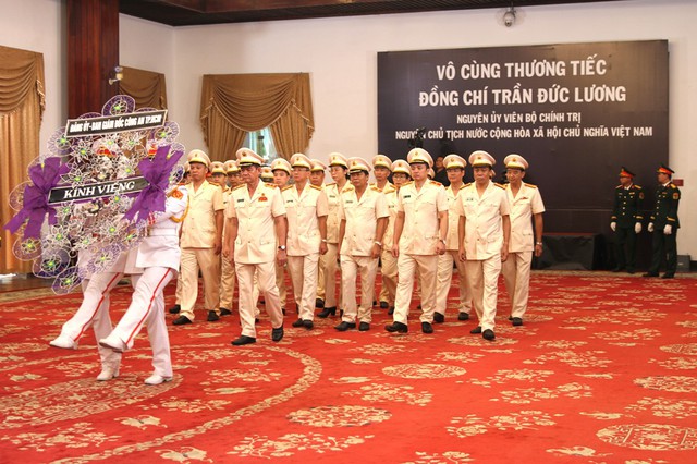 Đại diện Công an TP.HCM vào viếng nguyên Chủ tịch nước Trần Đức Lương - Ảnh: VGP/Lê Anh