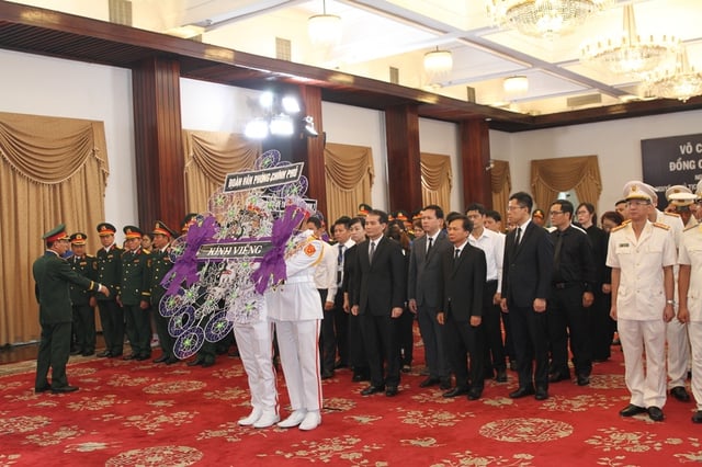 Đại diện Văn phòng Chính phủ tại phía Nam vào viếng nguyên Chủ tịch nước Trần Đức Lương - Ảnh: VGP/Lê Anh