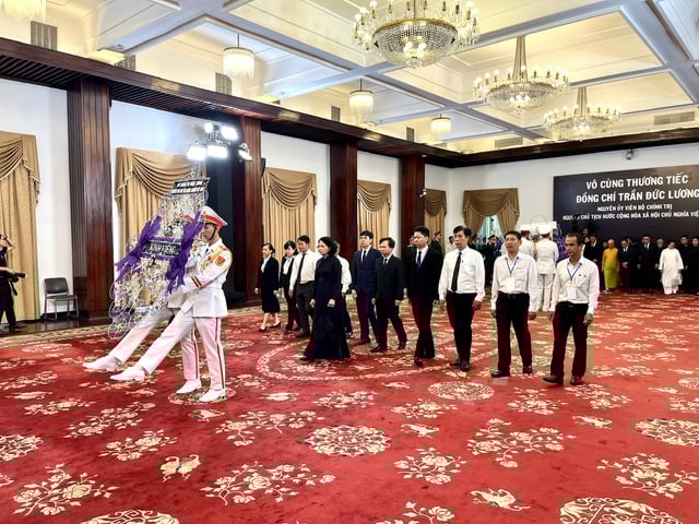 Nguyên Phó Chủ tịch nước Đặng Thị Ngọc Thịnh vào viếng nguyên Chủ tịch nước Trần Đức Lương - Ảnh: VGP/Lê Anh