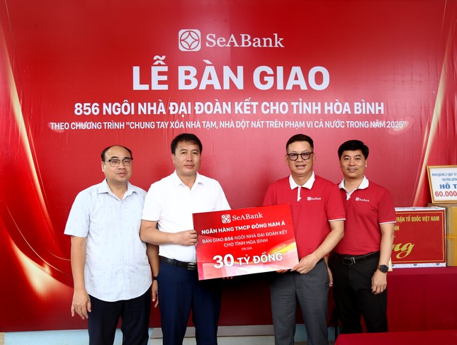 SeABank đã ủng hộ 30 tỷ đồng nhằm mang đến mái ấm vững chãi cho đồng bào khó khăn, chung tay thực hiện mục tiêu xóa nhà tạm, nhà dột nát tại tỉnh Hòa Bình.