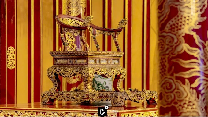 Ngai vàng điện Thái Hòa trước khi bị bẻ gãy (Ảnh: Tư liệu Kinh thành Huế).