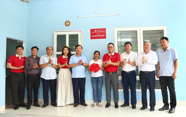Tại buổi lễ bàn giao, ông Sùng A Chênh - Phó chủ tịch Uỷ ban MTTQ Việt Nam tỉnh Hòa Bình đã gửi lời cảm ơn sâu sắc đến Ngân hàng SeABank.