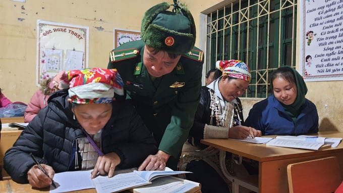 Cán bộ Biên phòng mở lớp xóa mù chữ cho nhân dân trên địa bàn biên giới (2) (1)