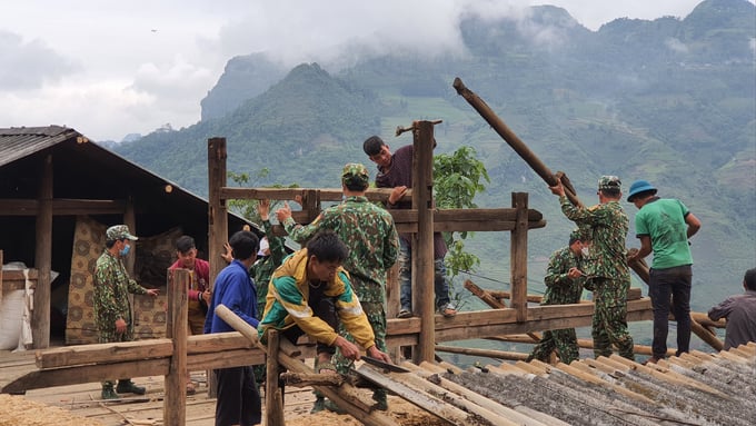 Cán bộ, chiên sĩ đồn Biên phòng Tả Gia Khâu giúp nhân dân làm nhà