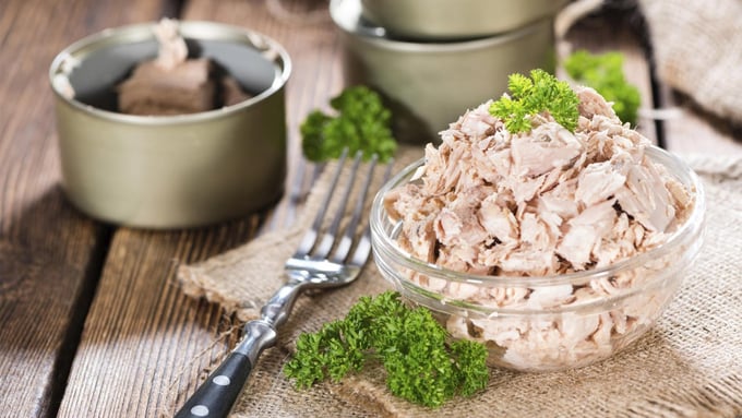 Trong số các sản phẩm cá ngừ xuất khẩu của Việt Nam, xuất khẩu cá ngừ đóng hộp có xu hướng giảm mạnh và gần chạm đáy trong 2 năm qua. (Ảnh: VASEP)