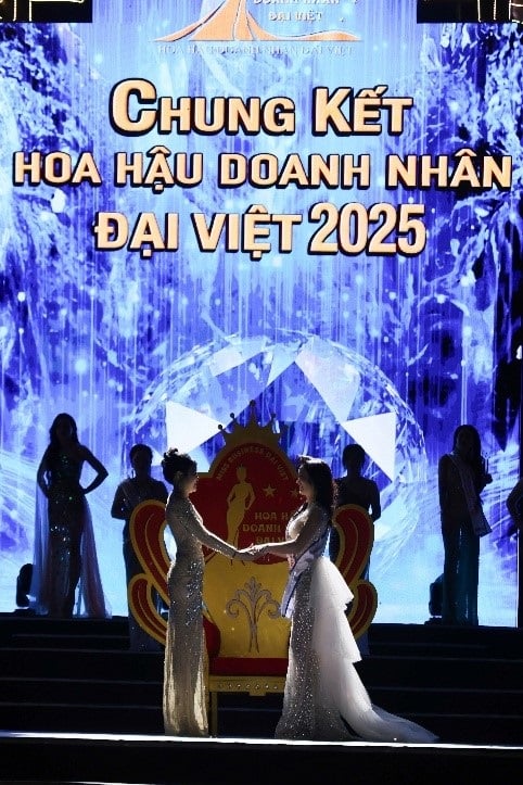Cô chính thức bước lên lễ đài, nhận giải thưởng danh giá gồm vương miện tiara, bằng chứng nhận, cúp và dải băng sash.