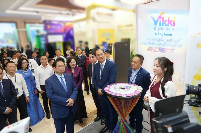 Tham quan và trải nghiệm tại gian hàng Vikki Digital Bank, Thủ tướng đánh giá cao bước tiến của một ngân hàng số vừa chuyển đổi toàn diện, ghi nhận sự “hồi sinh mạnh mẽ” trong thời gian ngắn sau tái cơ cấu.