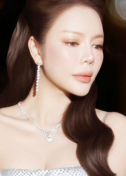 Sự xuất hiện của Lý Nhã Kỳ trong thiết kế độc đáo này không chỉ tôn vinh vẻ đẹp của chính cô mà còn góp phần lan tỏa thông điệp về sự tỉ mỉ, tâm huyết và đẳng cấp của thời trang Việt Nam.