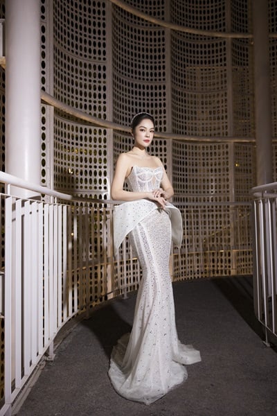 Sự trở lại của Dương Cẩm Lynh không chỉ gây ấn tượng về mặt hình ảnh mà còn cho thấy cô đã vượt qua được những khó khăn, lấy lại được sự tự tin và nguồn năng lượng tích cực.