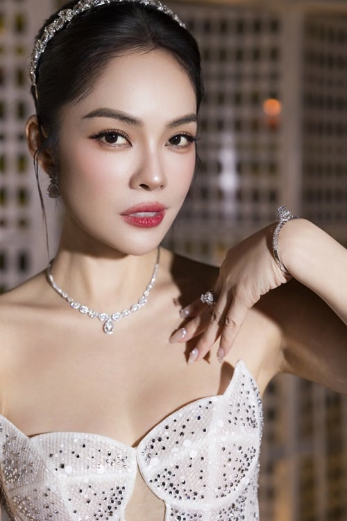 Ánh mắt rạng ngời, nụ cười hạnh phúc trên môi Dương Cẩm Lynh đã