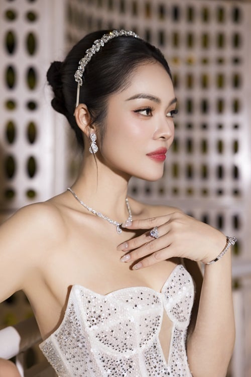 Mẫu váy cưới này, thuộc bộ sưu tập Hacchic Couture, vốn đã gây tiếng vang khi được Mai Davika - biểu tượng thời trang Thái Lan - khoác lên mình.