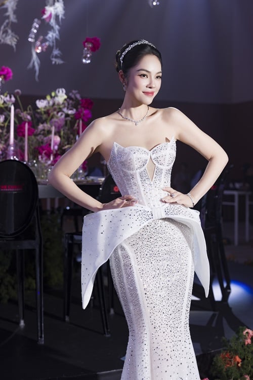 Điều đặc biệt hơn cả là thần thái của Dương Cẩm Lynh. Cô không chỉ đơn thuần mặc một bộ váy đẹp, mà còn thổi hồn vào đó bằng sự tự tin, trưởng thành và nét bí ẩn đầy cuốn hút.