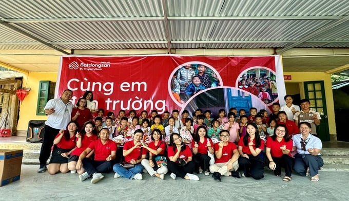 Nhóm tình nguyện viên Batdongsan.com.vn đến thăm và tặng quà cho trẻ em Lào Cai bị ảnh hưởng bởi bão Yagi