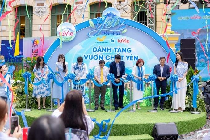 Khoảnh khắc cắt băng khánh thành vườn yên.