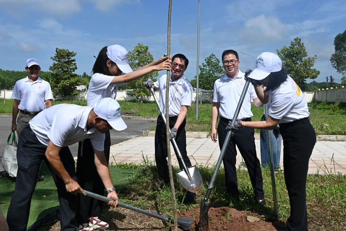 Lãnh đạo UBND tỉnh và sở NNMT tỉnh Đồng Nai và doanh nghiệp cùng tham gia trồng cây xanh hưởng ứng Ngày Môi trường thế giới 2025