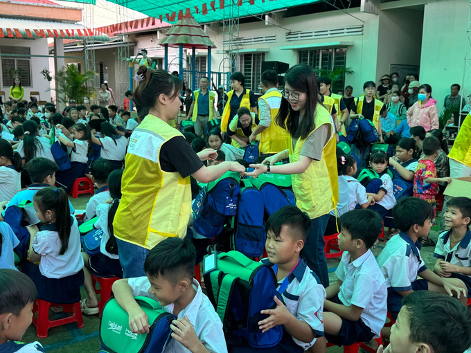 Gần 100 tình nguyện viên là nhân viên CLD (Việt Nam) và The Ascott Limited đã trao tặng dụng cụ học tập và tham gia các hoạt động ngoài trời cùng học sinh
