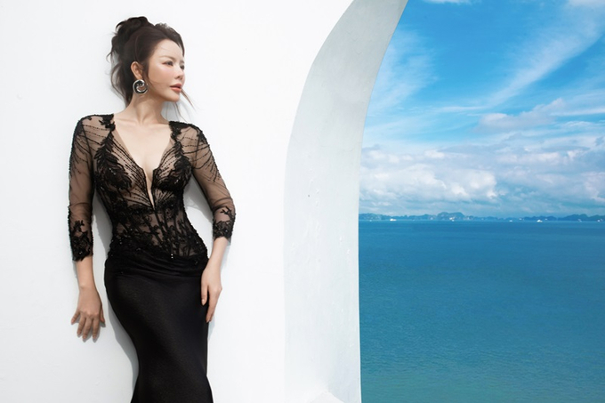 Những mẫu thiết kế mà Lý Nhã Kỳ diện đều mang hơi hướng dịu dàng, uyển chuyển, như những vũ điệu sóng dịu êm của non nước Hạ Long.