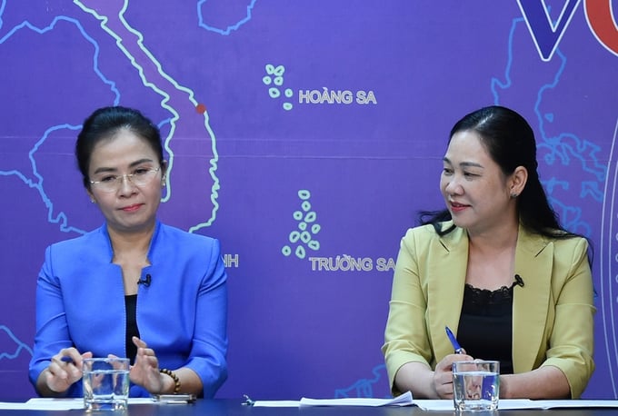 Thứ trưởng Nông Thị Hà (phải) và bà Võ Thị Minh Sinh (trái) trao đổi về những việc cần tiếp tục triển khai sau khi bàn giao nhà cho người dân - Ảnh: VGP/Dương Tuấn