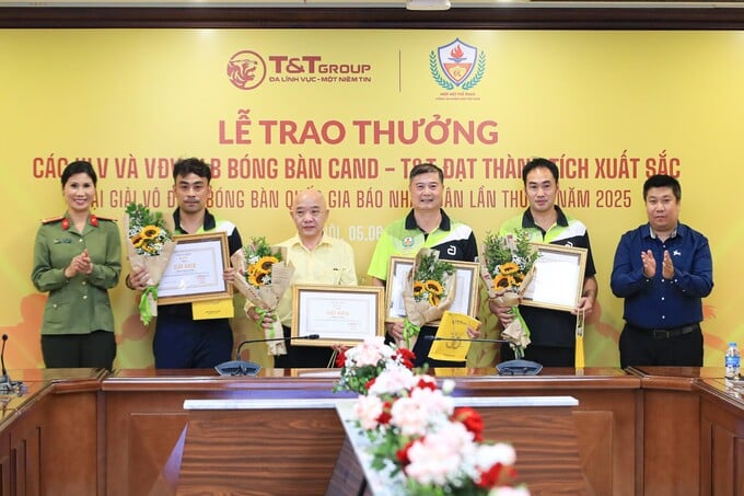 Ban Huấn luyện CLB Bóng bàn CAND – T&T nhận giải thưởng sau thành tích đạt được tại Giải vô địch Bóng bàn quốc gia Báo Nhân Dân vừa qua