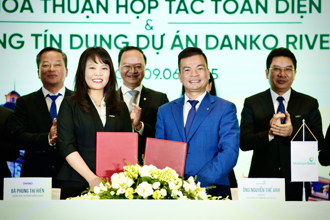 Bà Phùng Thị Hiền – Trưởng Ban tài chính Danko Group và ông Nguyễn Thế Anh – GĐ chi nhánh Vietcombank Thái Nguyên đại diện kí kết tại sự kiện