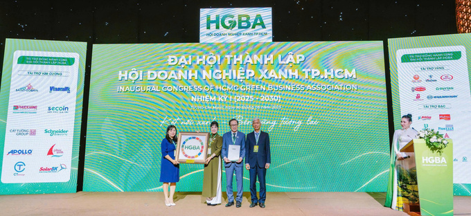 CEO Lưu Thị Thanh Mẫu (thứ 2 từ trái) - Tổng giám đốc Phuc Khang Corporation được tín nhiệm bầu giữ chức vụ Phó Chủ tịch thường trực Hội Doanh Nghiệp Xanh TP.HCM nhiệm kỳ I (2025–2030)