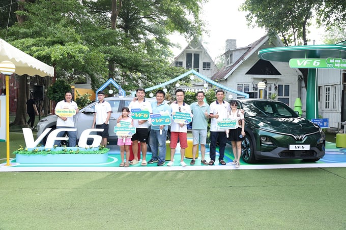 Nhiều khách hàng có mặt từ sớm để trải nghiệm VF 6 trong không gian xanh.