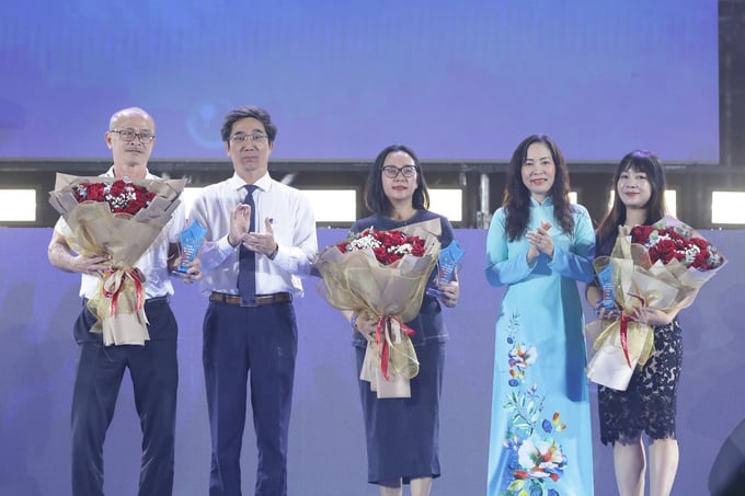 Trong đêm khai mạc lãnh đạo UBND Đà Nẵng đã tặng hoa cho các đơn vị đồng hành, tài trợ lễ hội