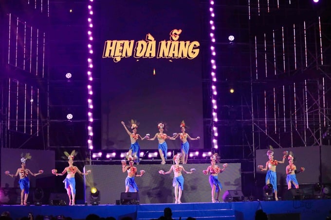 Năm nay các chương trình biểu diễn hoành tráng khiến hàng nghìn khán giả phấn khích