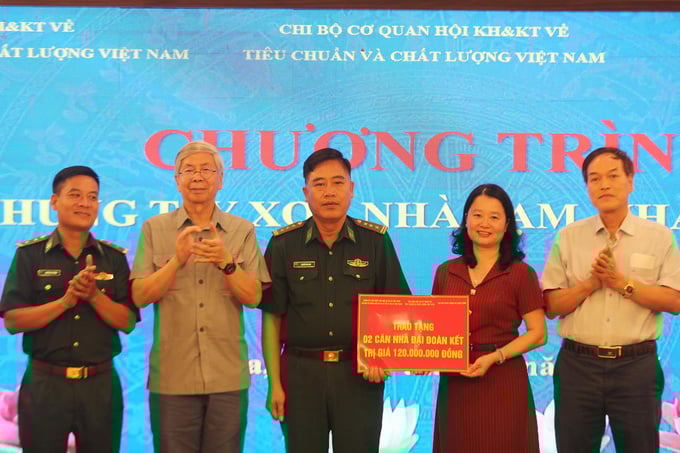ảnh trao tiền