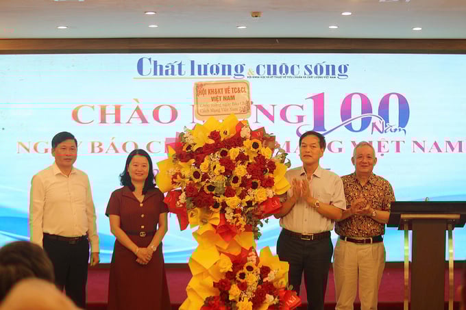 hội tặng hoa