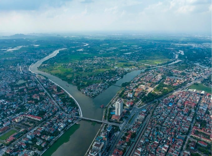Làn sóng đầu tư hiện nay không chỉ tập trung tại các đô thị trung tâm đã phát triển mà đang có xu hướng dịch chuyển sang những khu vực còn nhiều tiềm năng tăng trưởng chưa được khai thác đúng mức.