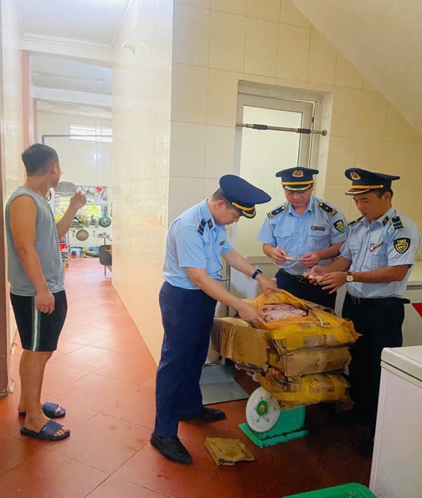Chân gà đông lạnh không rõ nguồn gốc.