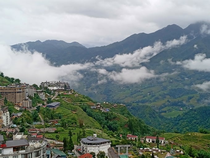 Sapa nơi mây trôi qua kẽ núi như dải lựa mềm vắt ngang trời.