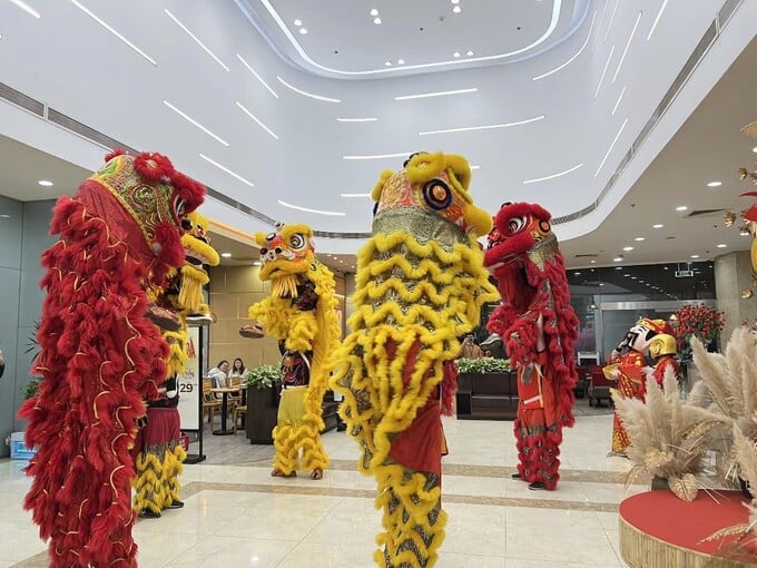 Hoạt động múa lân khai xuân cho các công ty tại tòa văn phòng do TNPM vận hành