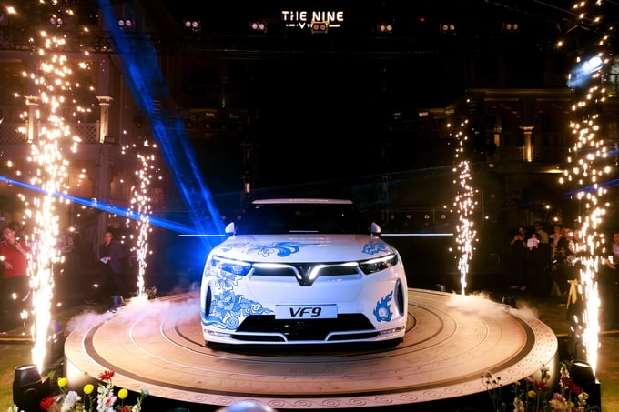 Chiếc VF 9 “Uy Long Phồn Thịnh” được vén màn sau màn trình diễn ấn tượng.