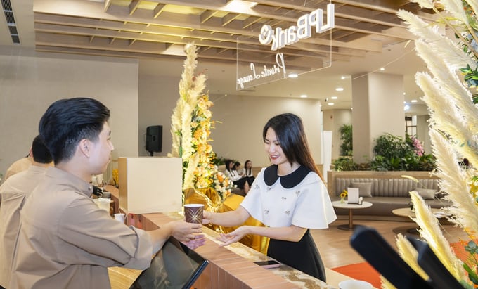 Khách hàng được tiếp đón và phục vụ dịch vụ cao cấp tại không gian LPBank Private Lounge