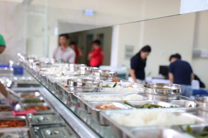 ĐHQG-HCM đã triển khai nhiều giải pháp, sáng kiến thiết thực nhằm hỗ trợ sinh viên, trong đó “Bếp ăn chia sẻ sinh viên”.
