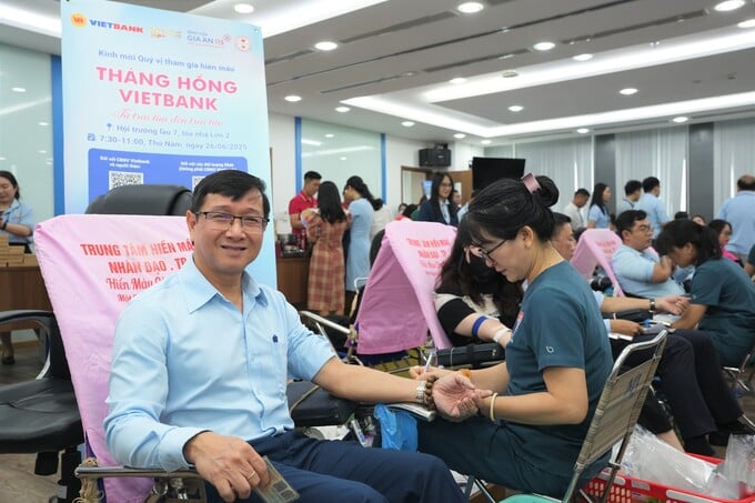 Ông Phạm Linh, Phó Tổng Giám đốc Vietbank hưởng ứng ngày hội hiến máu vì cộng đồng.