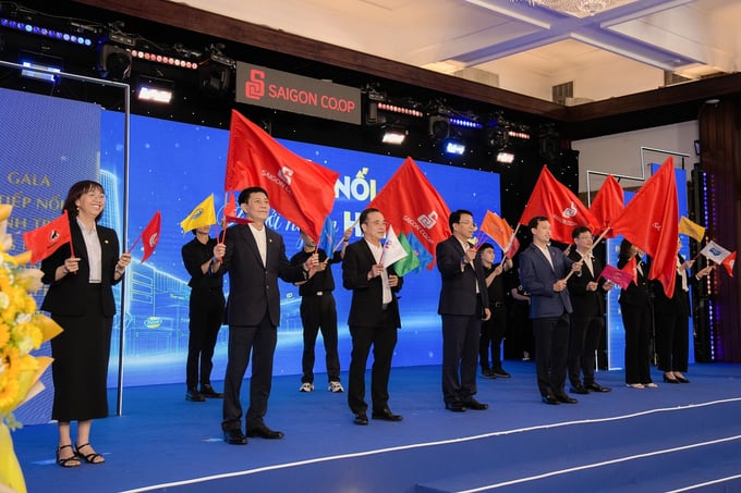 Ban Lãnh đạo Saigon Co.op thực hiện nghi thức phất cờ quyết tâm đồng lòng tại sự kiện “Tiếp nối tự hào - Khởi nguồn hạnh phúc”.