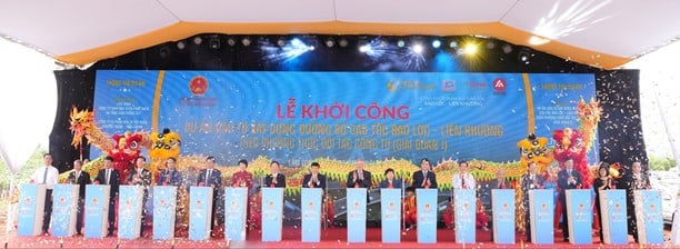 Phó Thủ tướng Thường trực Nguyễn Hoà Bình và các đại biểu thực hiện nghi thức khởi công dự án đầu tư xây dựng cao tốc Bảo Lộc – Liên Khương