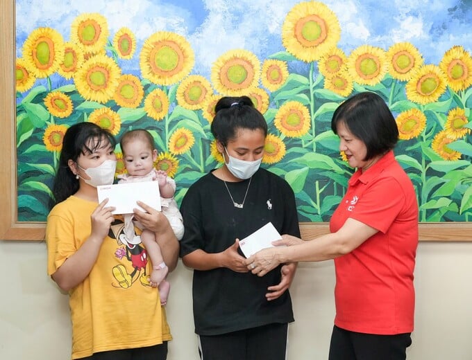 Chương trình ROX Share trao quà cho bệnh nhi tại Bệnh viện Nhi Trung ương.