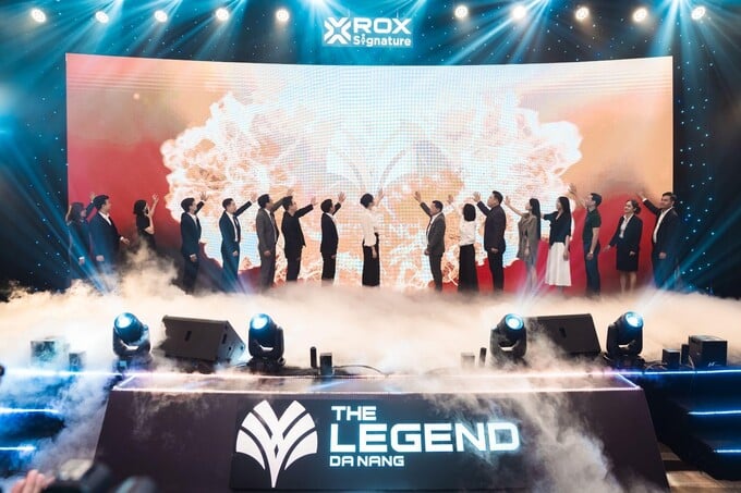 Đại diện ROX Signature cùng các đối tác thực hiện nghi thức thể hiện sự đồng lòng đưa dự án trở thành tâm điểm phồn vinh trong tương lai.